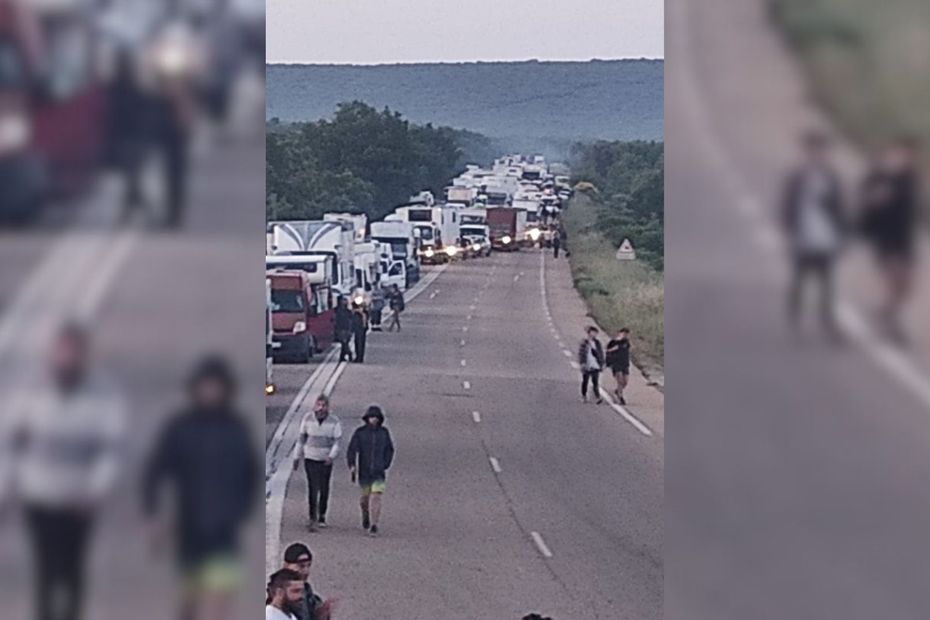 10 000 teufeurs attendus et des kilomètres de bouchons, une rave-party en cours entre Saint-Martin-de-Londres et Viols-en-Laval