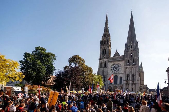 Des milliers de personnes réunies à Chartres pour le pèlerinage traditionaliste de la Fraternité Saint-Pie X