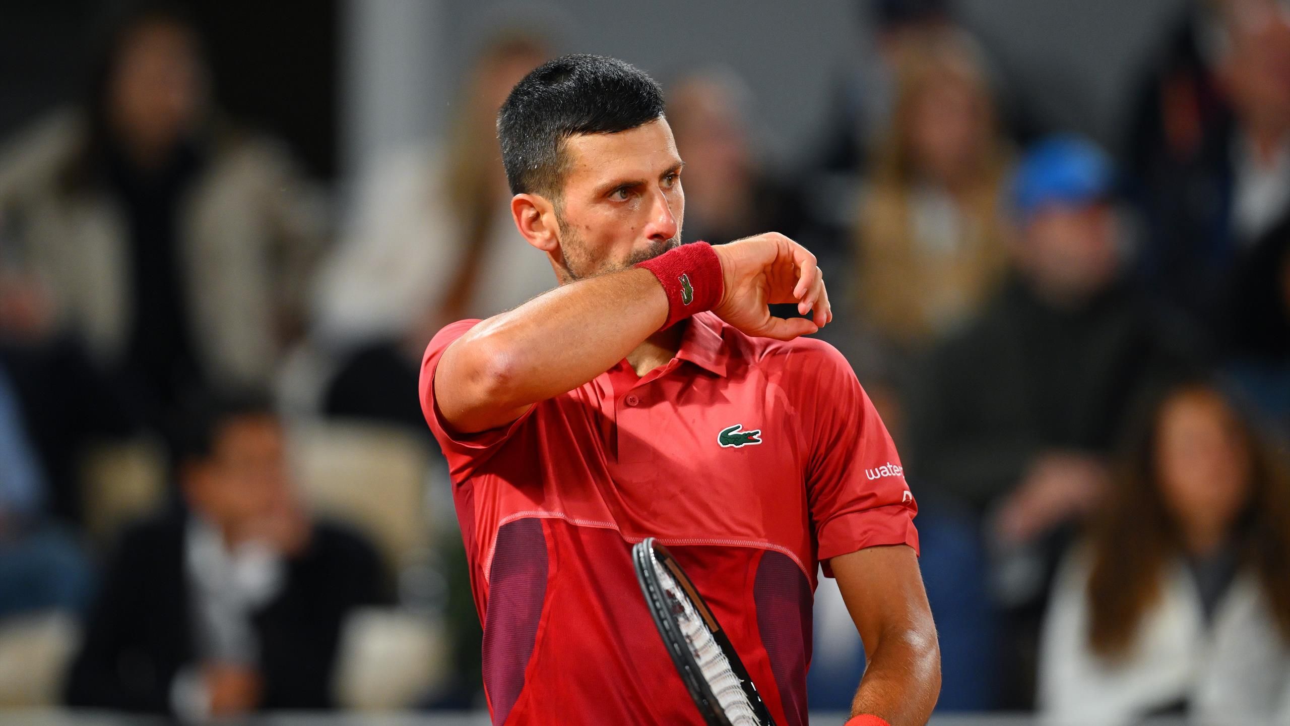 Novak Djokovic sort Pierre-Hugues Herbert en trois sets