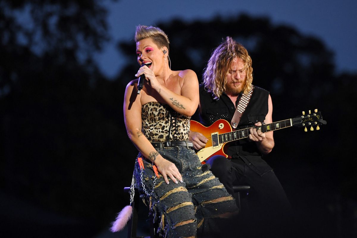 Pink mortifiée en plein concert : l’envoi abject d’un fan qui a dégoûté la chanteuse (VIDEO)