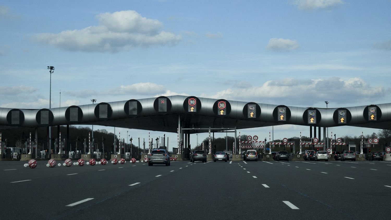 INFO FRANCETV. Concessions d'autoroutes : Anticor dépose plainte pour favoritisme en lien avec un accord négocié en 2015 par Elisabeth Borne et Alexis Kohler