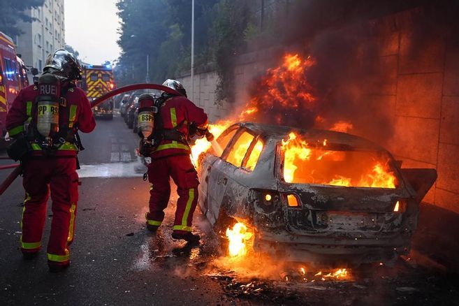 Jeune tué après un refus d'obtempérer : des incidents à Nanterre, un policier en garde à vue