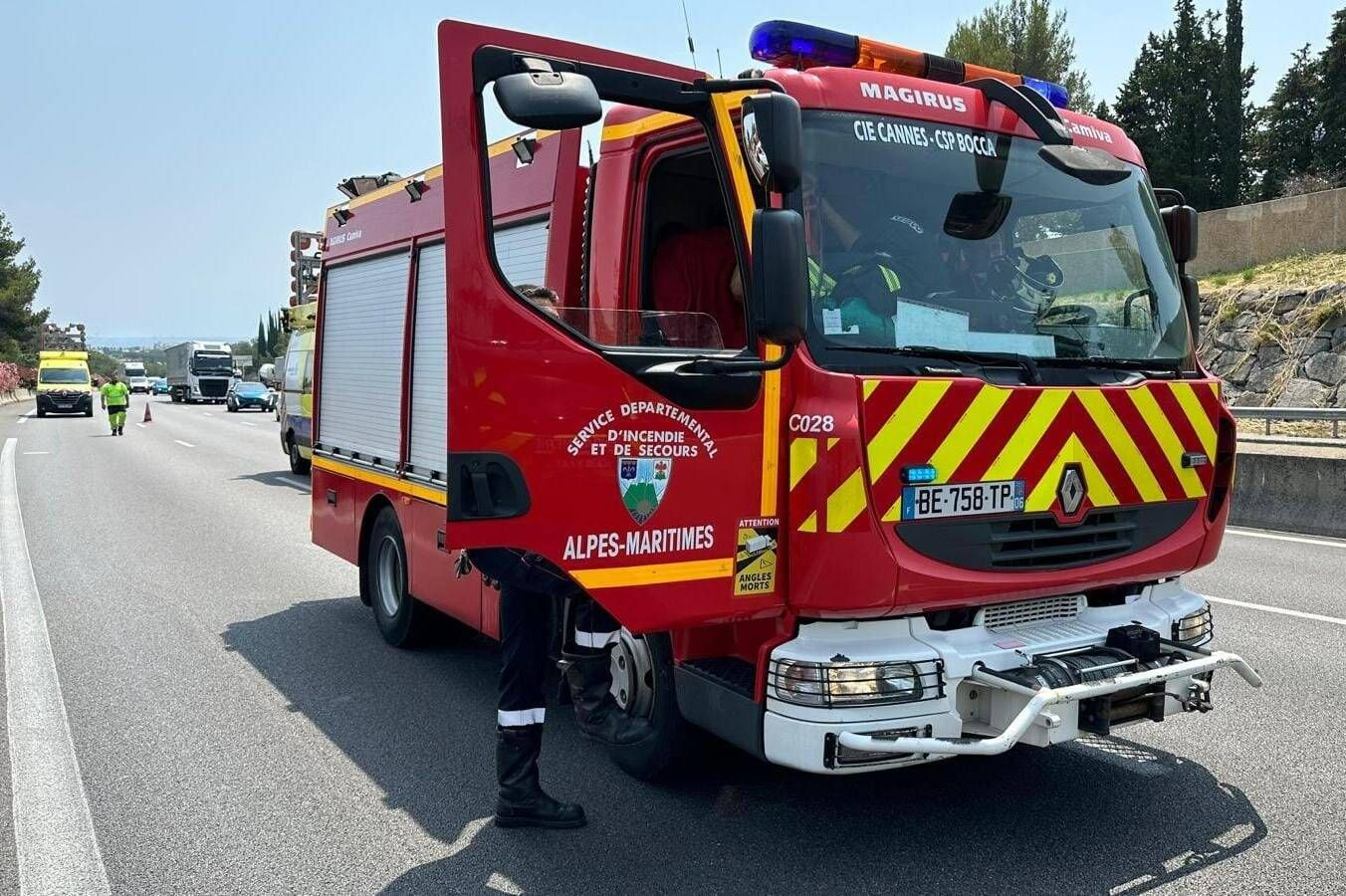 Le motard blessé sur l'autoroute A8 est décédé, la circulation fortement perturbée