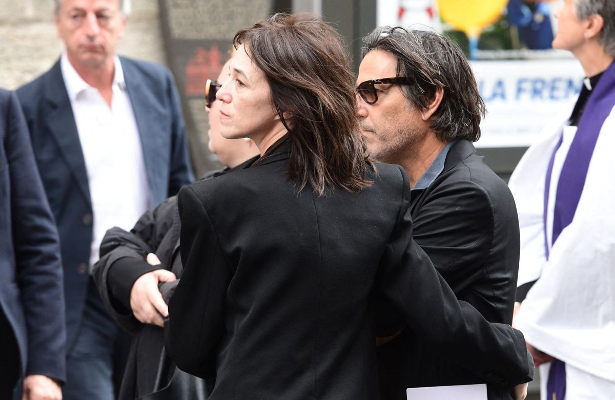 Obsèques de Jane Birkin : cette raison pour laquelle Yvan Attal a délaissé Charlotte Gainsbourg à l’entrée de l’église