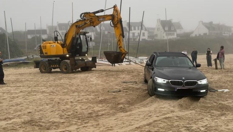 Il fait confiance à son GPS : un automobiliste belge se retrouve ensablé sur une plage d'Audierne