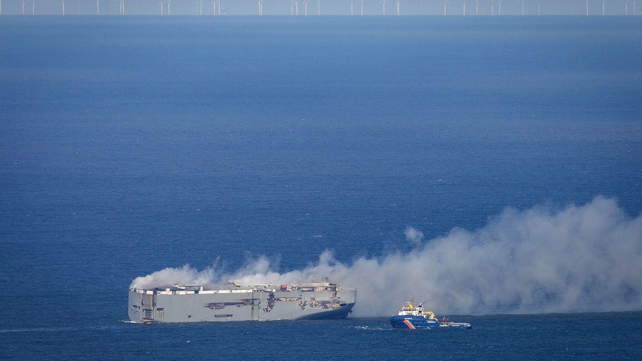 EN IMAGES - Cargo en feu aux Pays-Bas : un mort, plusieurs blessés et la menace d'une catastrophe écologique