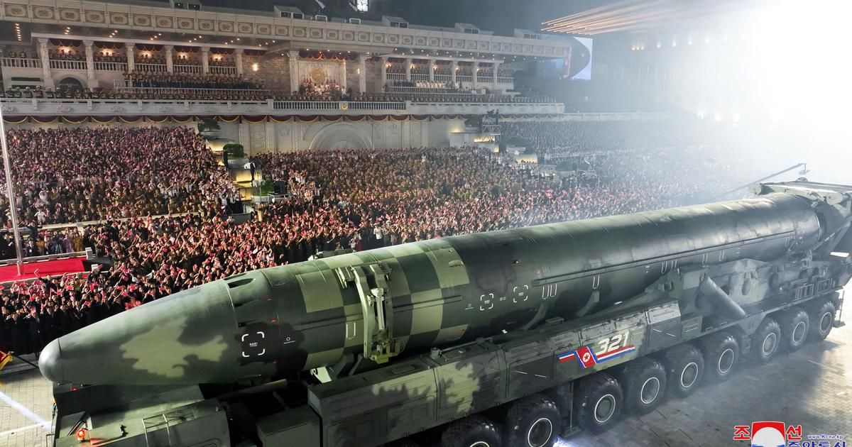 Corée du Nord : Kim Jong-un "réjouit la foule" grâce à une parade de nouveaux drones et missiles