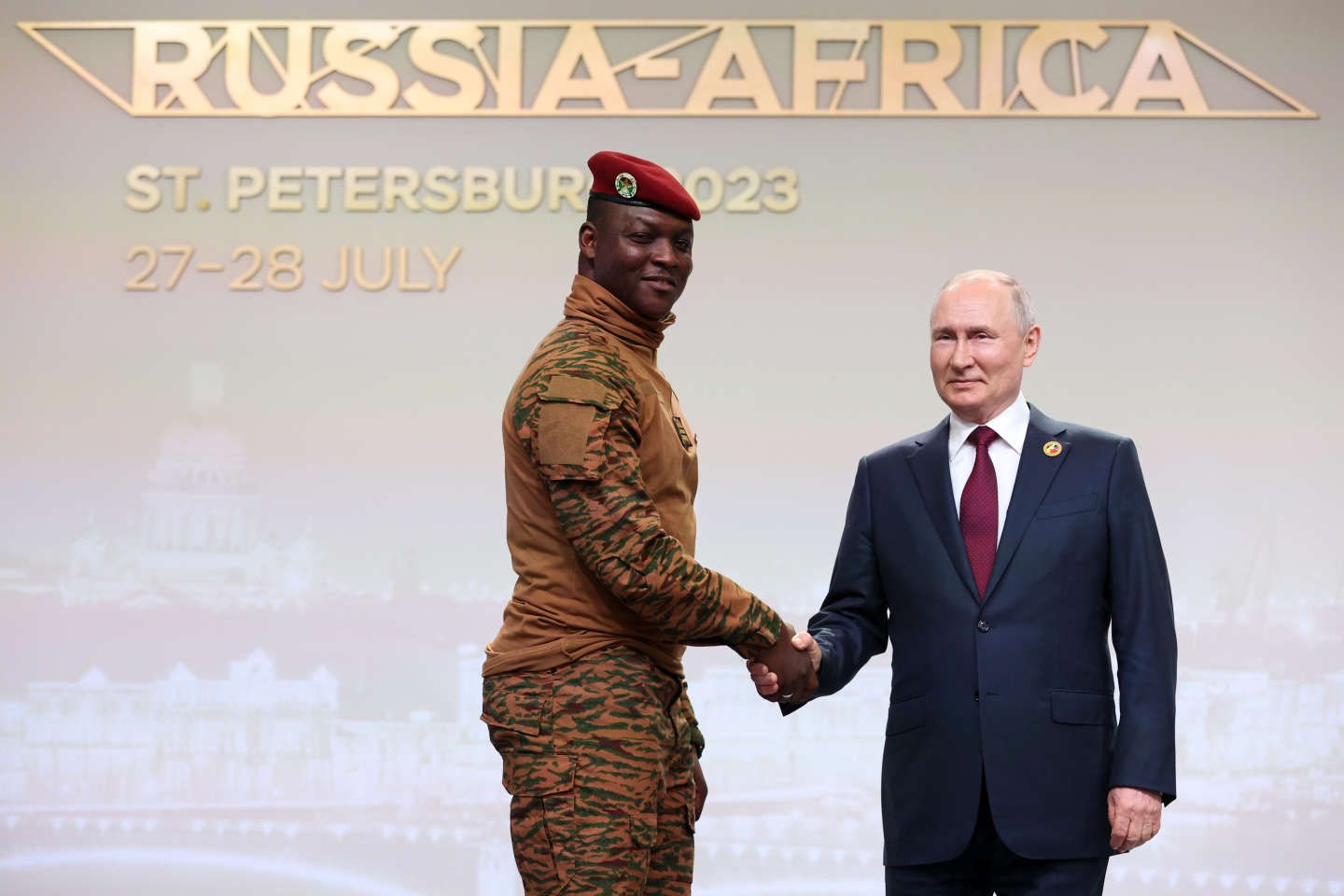 Au sommet Russie-Afrique, Vladimir Poutine honore les putschistes mais évite les sujets militaires