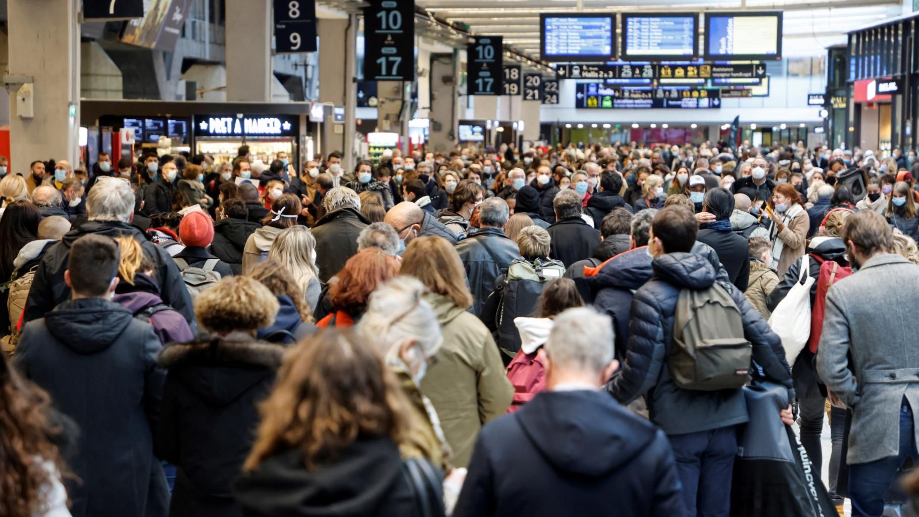 À la gare Montparnasse à Paris, la SNCF annonce d’importants retards des trains à cause des intempéries