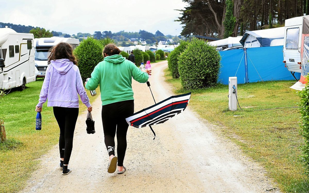 " C’est déprimant " : dans les campings bretons, la pluie fait partir certains touristes plus tôt