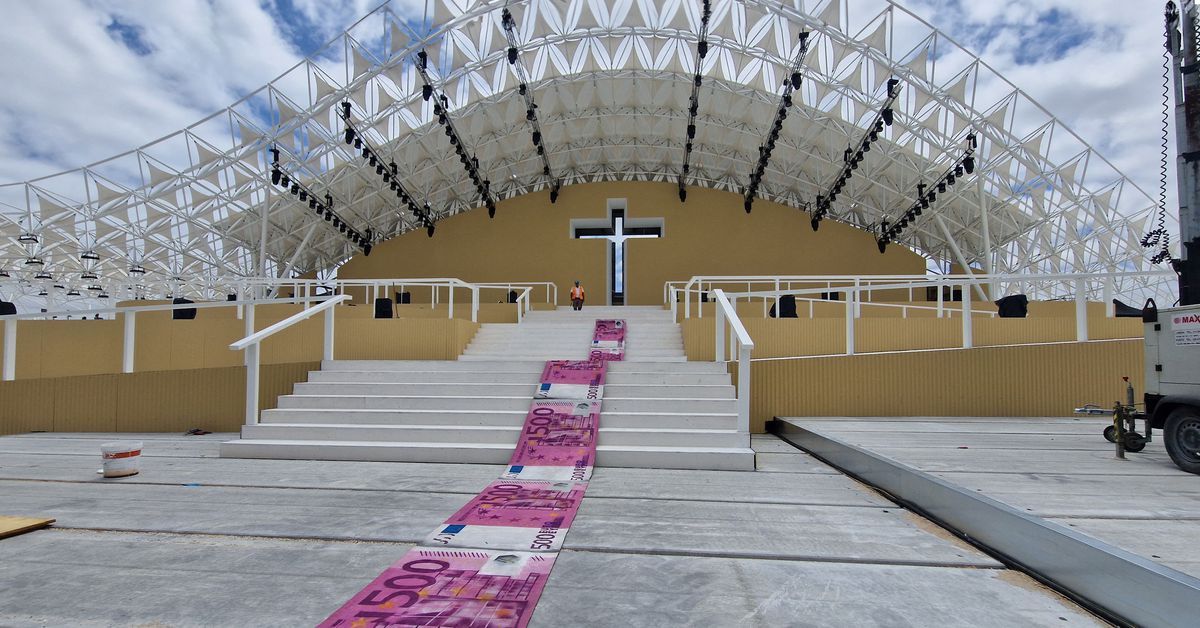 Portuguese artist rolls out banknote carpet to slam pope's visit costs