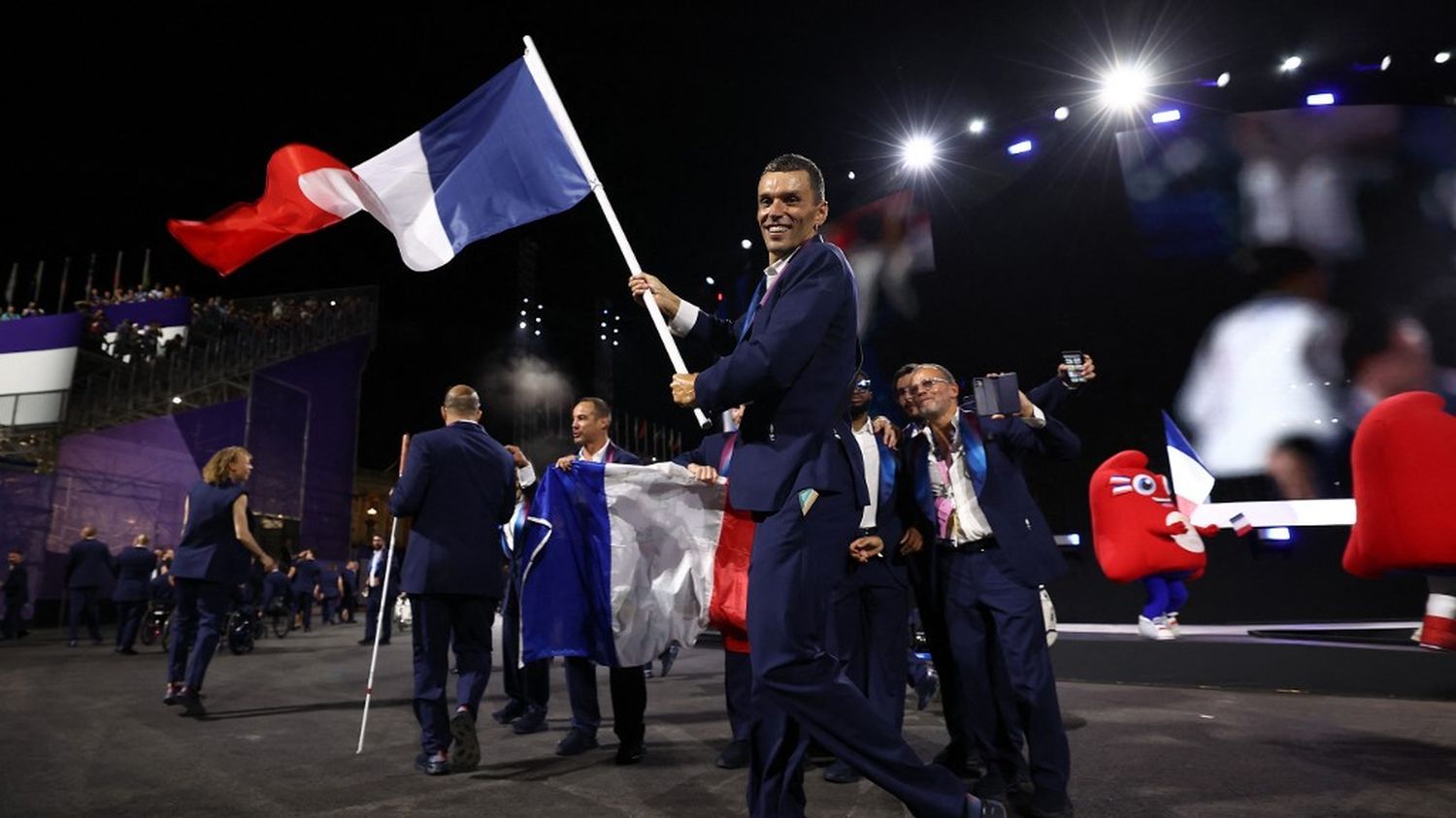 l'ensemble des délégations ont rejoint la place de Concorde.. C'est reparti pour le show !