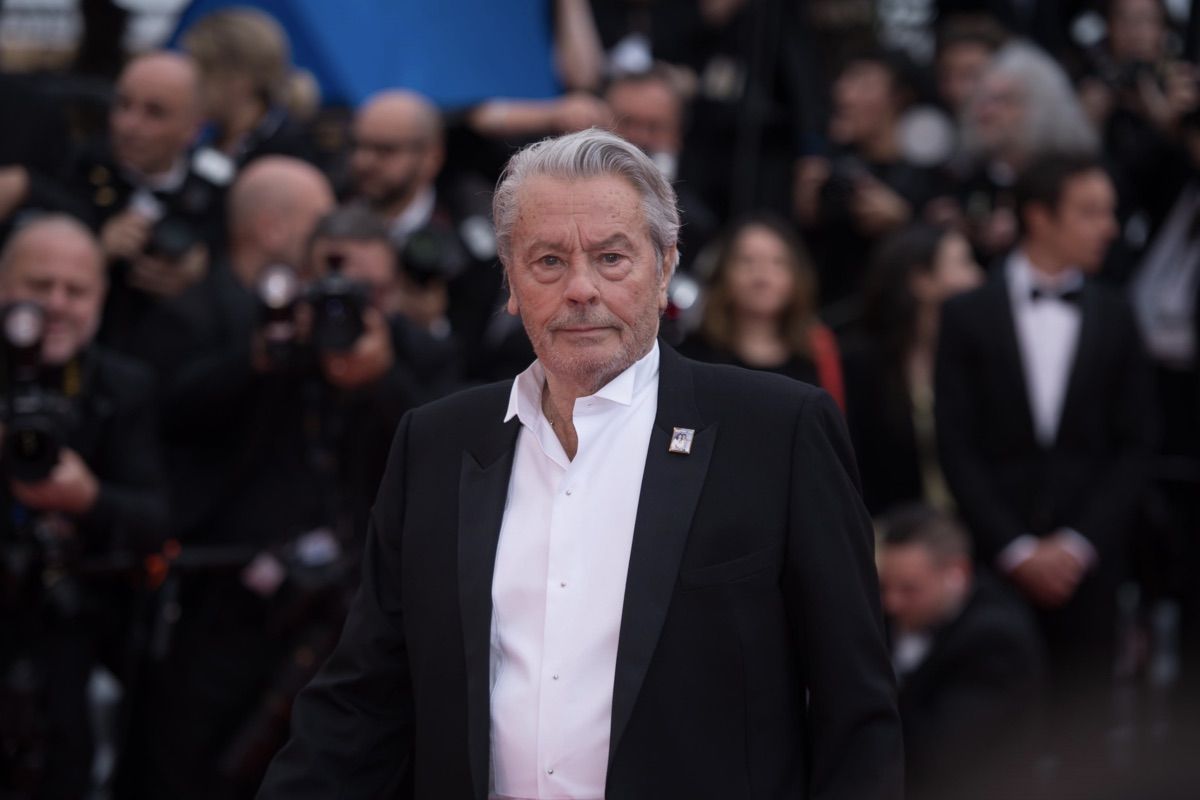 Mort d’Alain Delon : Cyril Hanouna gratte là où ça fait mal, il remet de l’huile sur le feu entre ses enfants