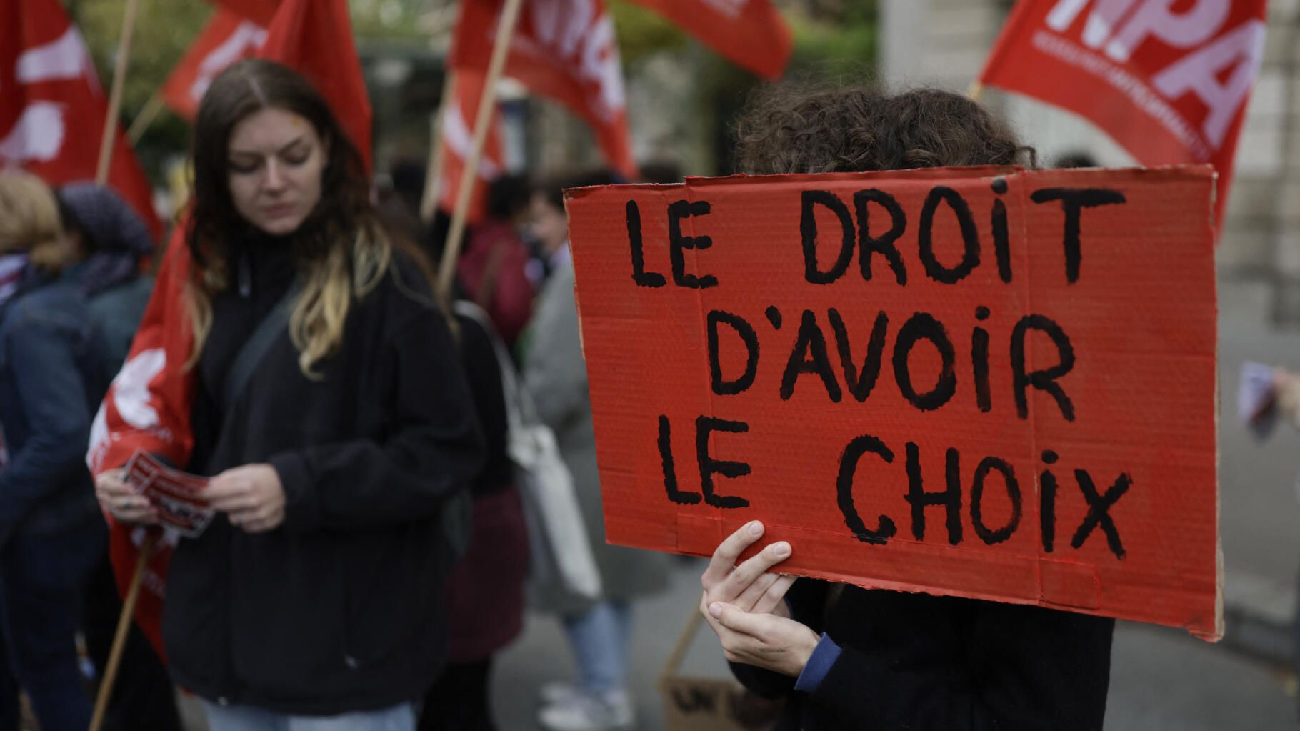 Droit à l’avortement : Face à un gouvernement Barnier jugé hostile à l’IVG, des manifestations partout en France