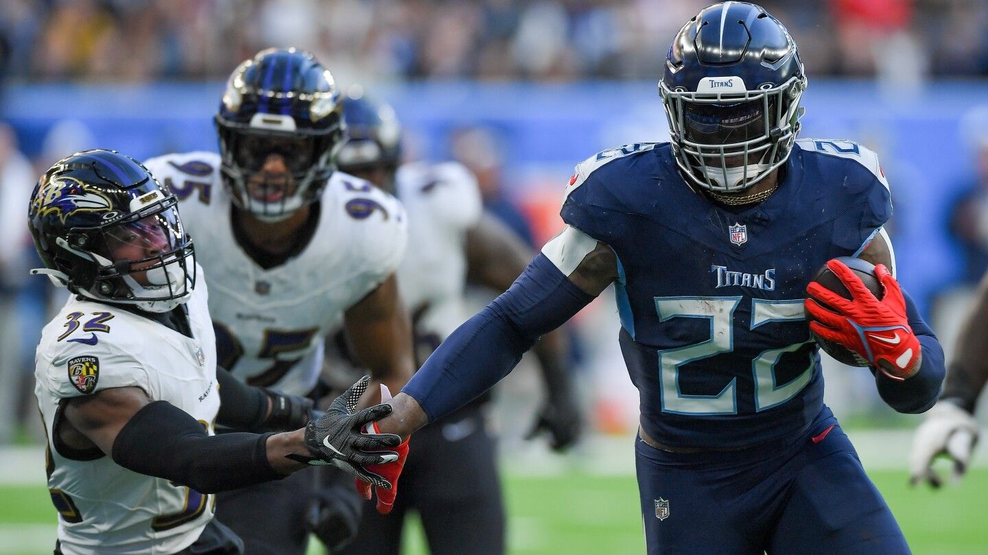 Report: Titans tell Derrick Henry they don't "plan" to trade him