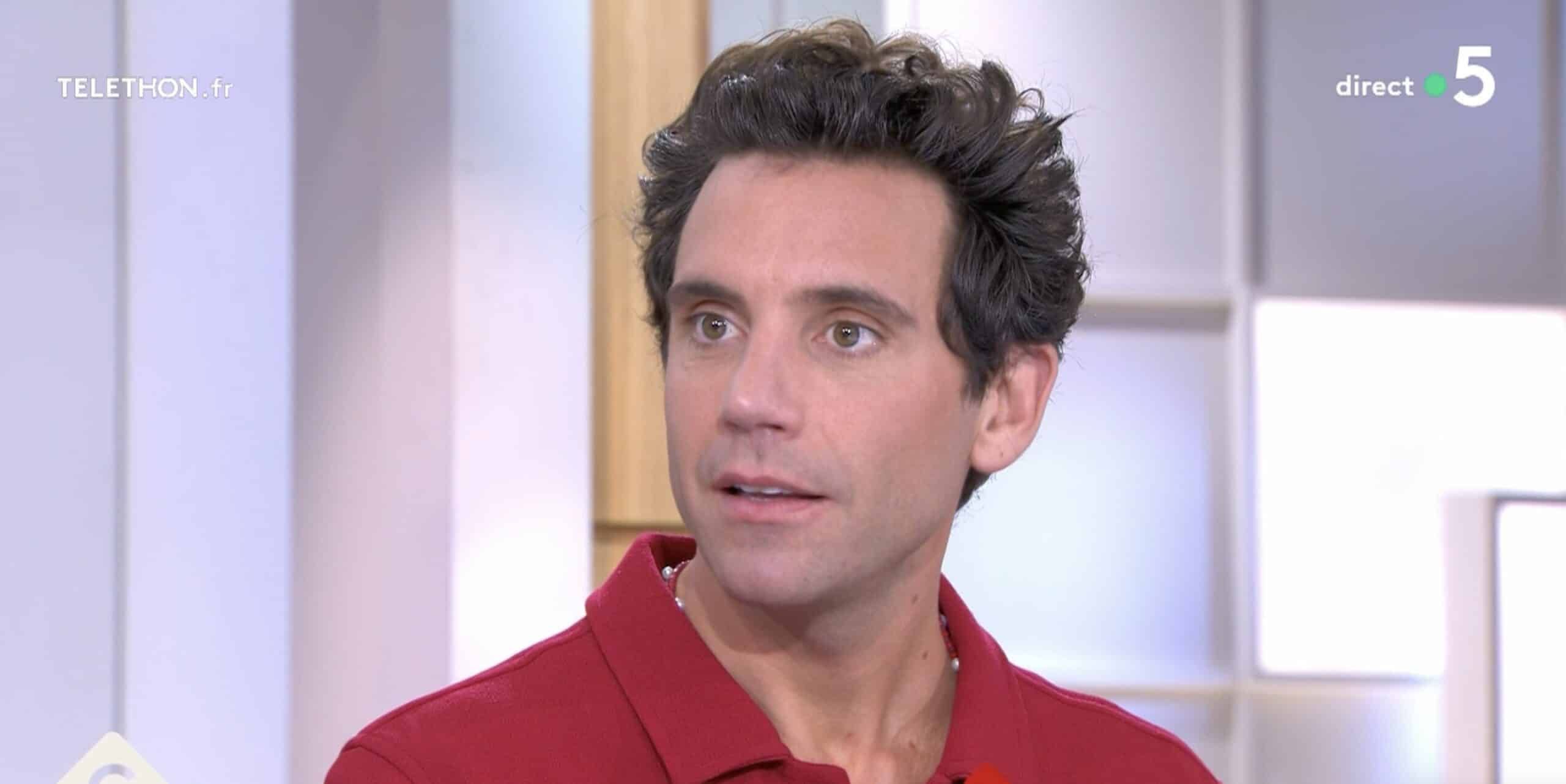 "C à vous" : Mika, le parrain du Téléthon 2024, fait une bourde monumentale, Anne-Élisabeth Lemoine le recadre en plein direct