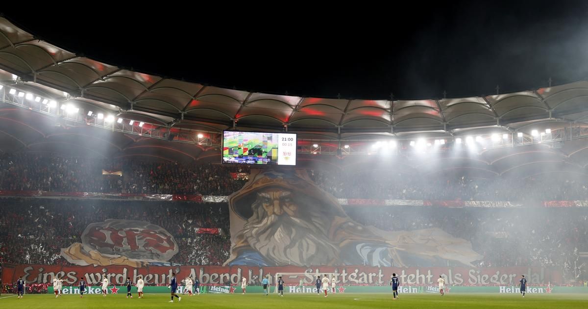 PSG : des banderoles hostiles à Nasser Al-Khelaïfi déployées par les supporters de Stuttgart