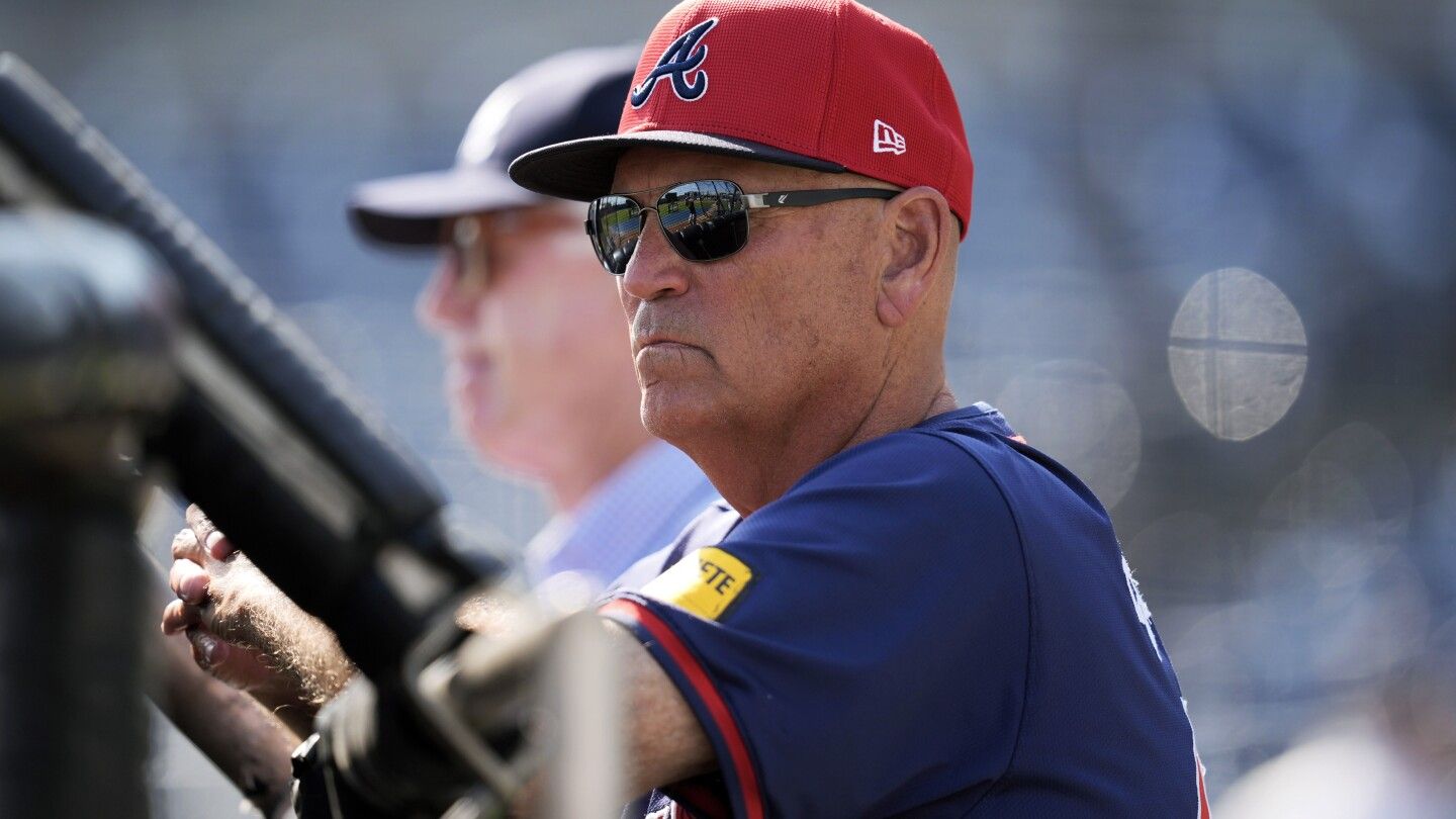 Braves manager Snitker leaves family home on opening day because of 'hostile crowd' in Philadelphia