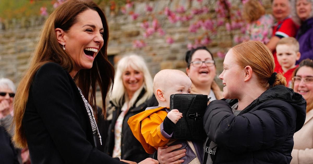 En vidéo, un petit garçon s'empare du sac à main de Kate Middleton lors d'une visite au pays de Galles