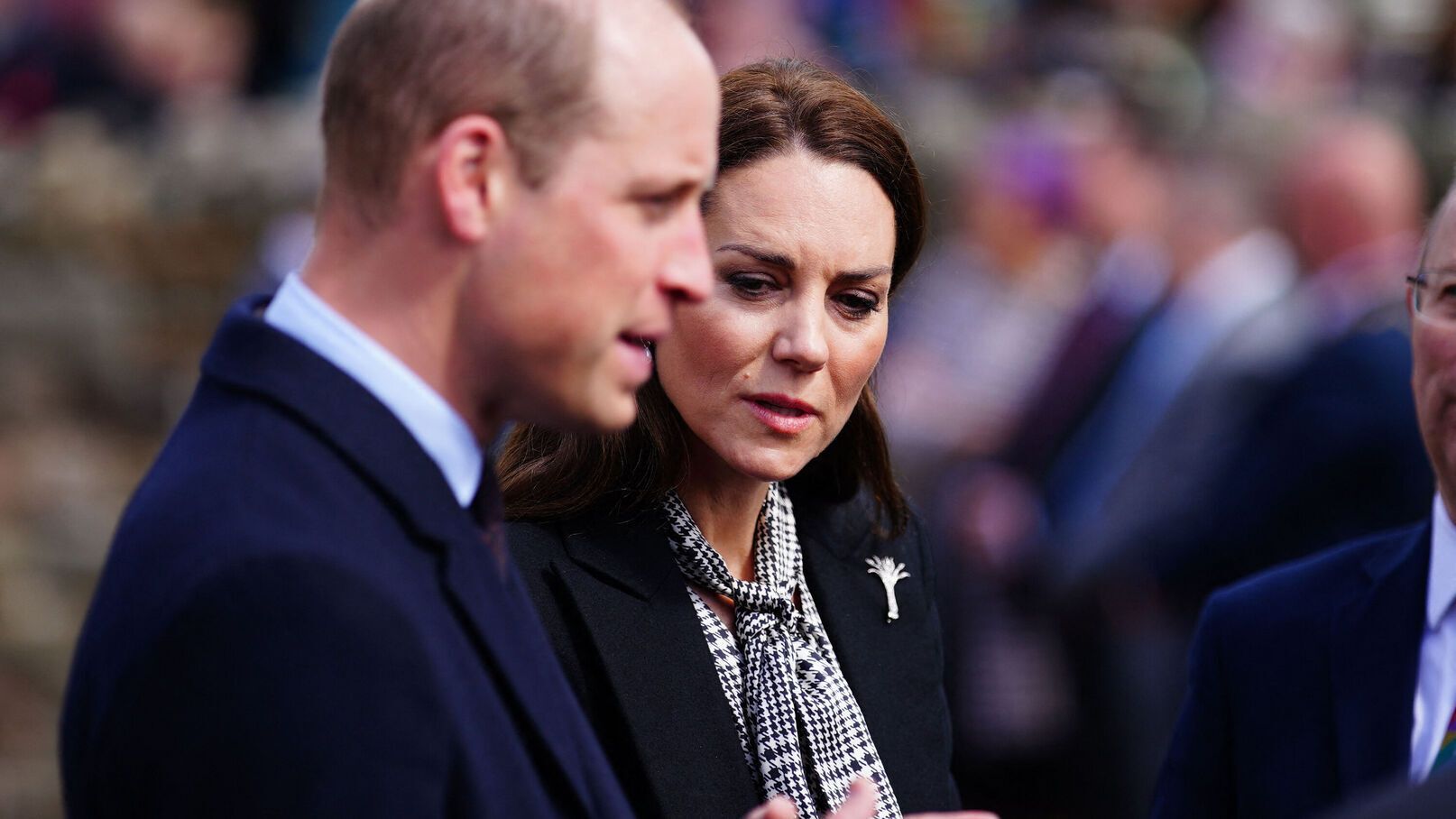 Kate et William recueillis en habits de deuil : cette image bouleversante