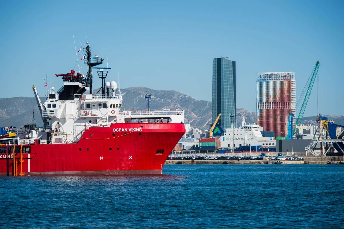 Le navire-ambulance " Ocean-Viking " sauve 153 migrants à la dérive en Méditerranée