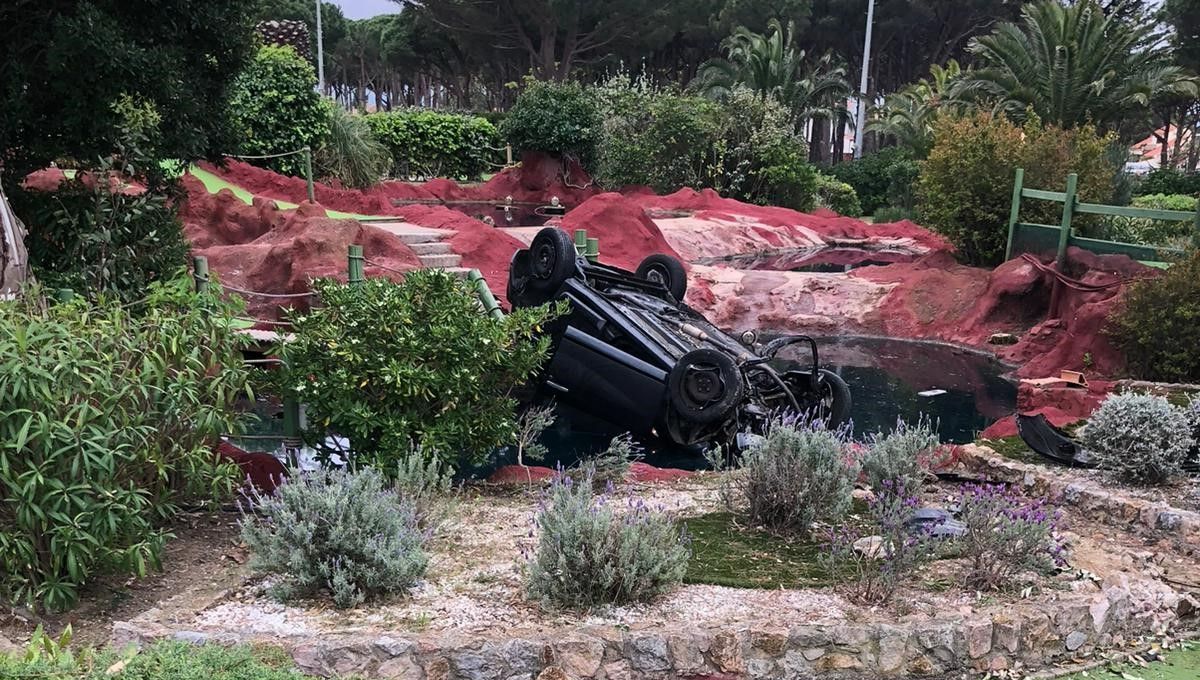 Une voiture termine sur le toit dans une piscine d'un minigolf des Pyrénées-Orientales