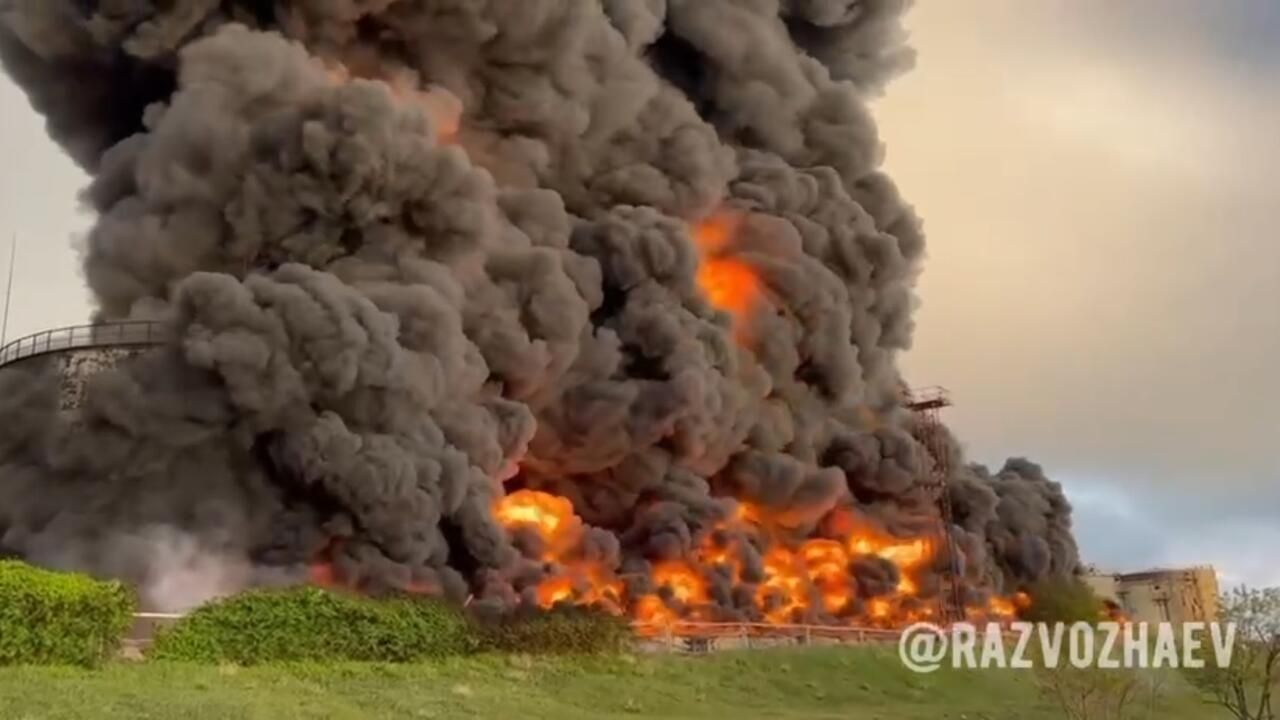 🔴 En direct : un dépôt de pétrole en feu en Crimée après une attaque de drone