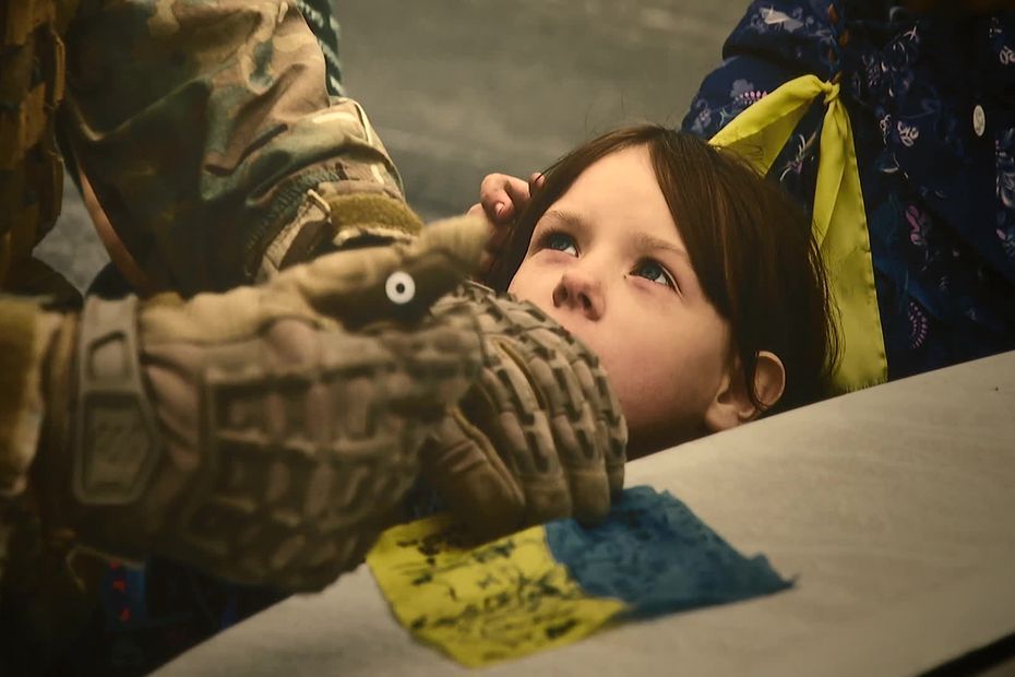 VIDEO. Guerre en Ukraine : l'exposition bouleversante d'un couple de photographes dans le chaos de l'invasion russe