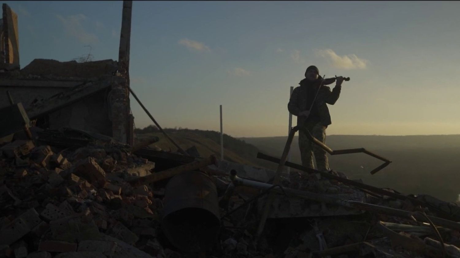 Guerre en Ukraine : des musiciens à la rencontre des soldats ukrainiens, pour s'échapper un peu de la ligne de front