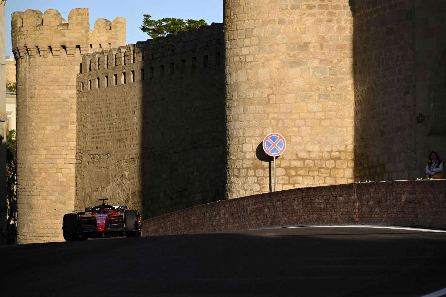 Formule 1 : Leclerc s’intercale entre Pérez et Vertsappen lors de la course sprint du Grand Prix d’Azerbaïdjan