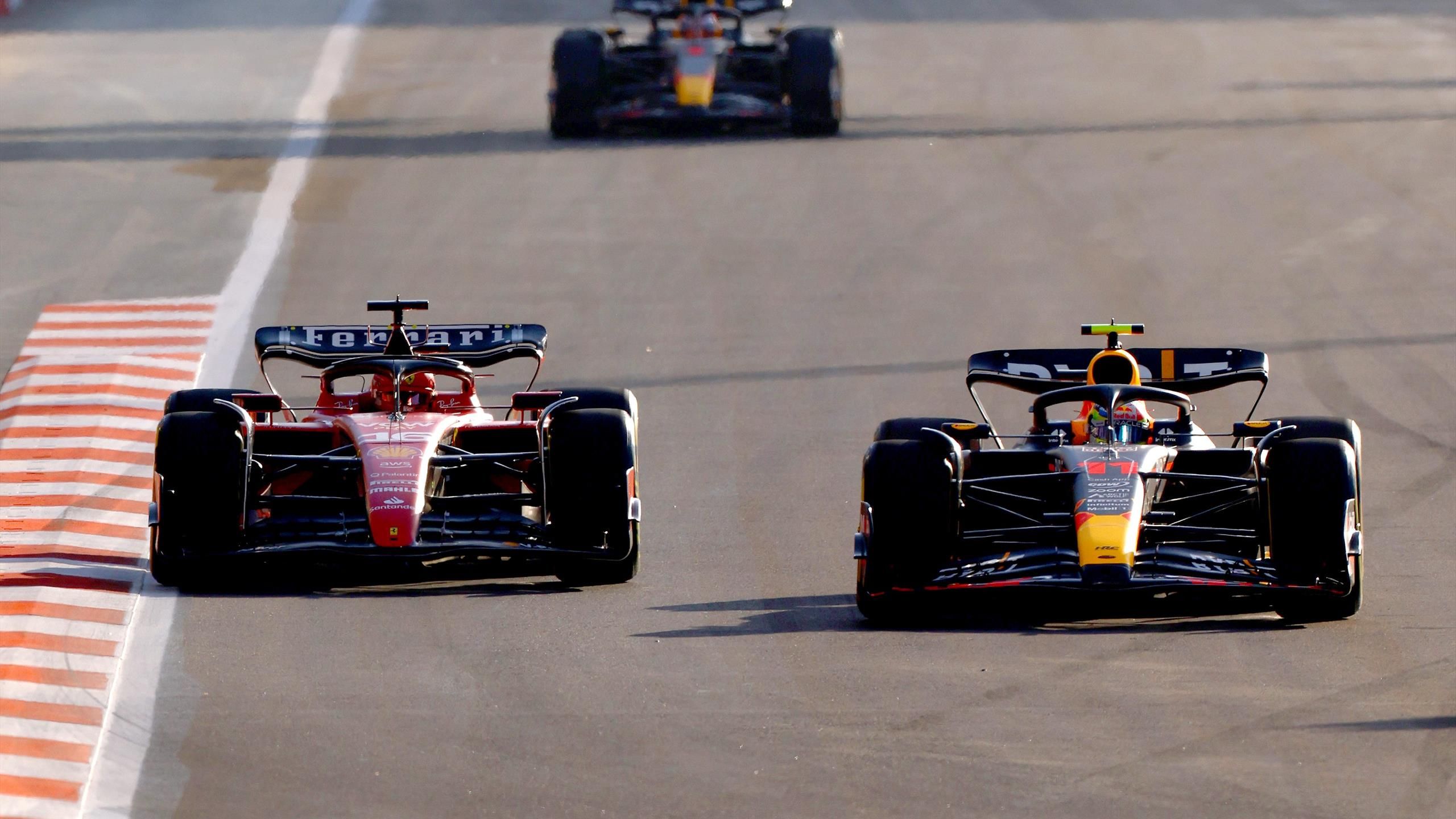 GP Azerbaïdjan - Sergio Perez (Red Bull) remporte la course sprint devant Charles Leclerc (Ferrari)