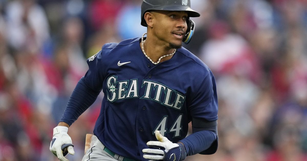 Mariners star Julio Rodriguez leaves game early with injury