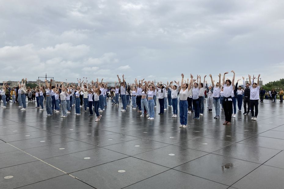 VIDÉO. Flashmob géant à Bordeaux : un ballet à ciel ouvert sur le Miroir d'eau pour fêter la danse