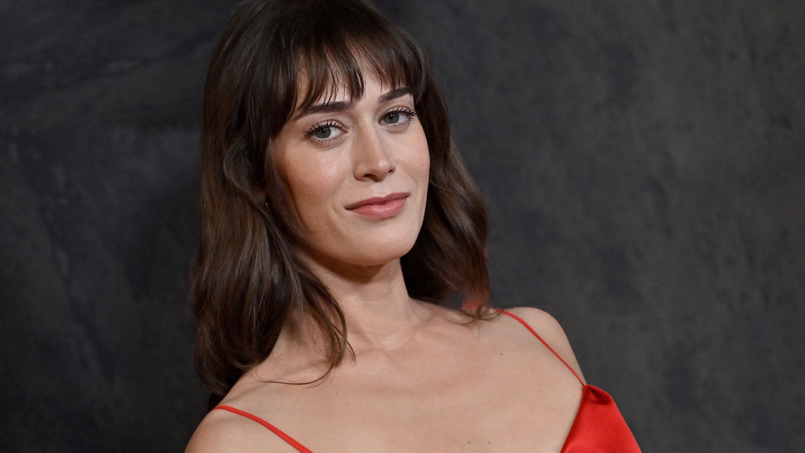 Lizzy Caplan Is Not Gonna Be Ignored