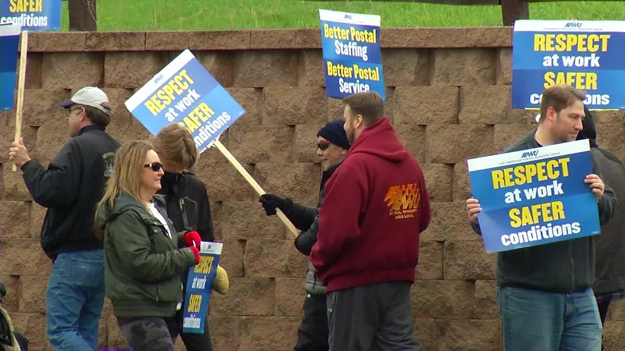 Twin Cities postal workers rally alleging hostile working conditions, USPS denies claims