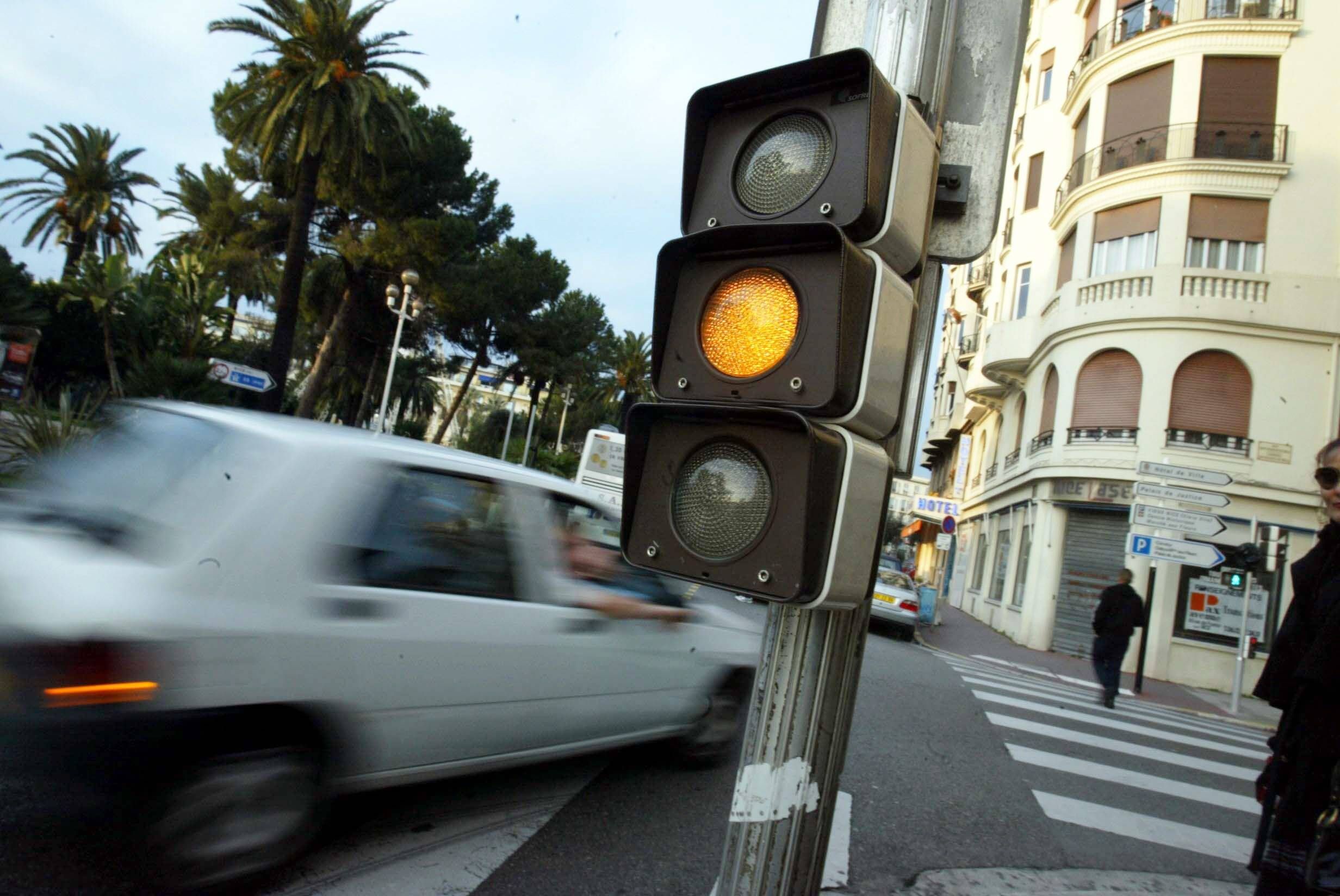 Un feu jaune pour les piétons testé dans sept villes dont Nice