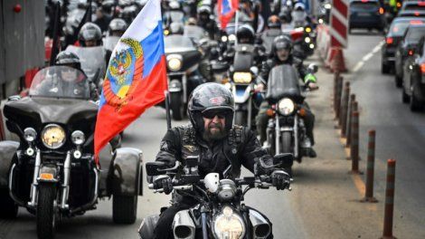 Des motards russes pro-Poutine entament un rallye "patriotique" vers Berlin