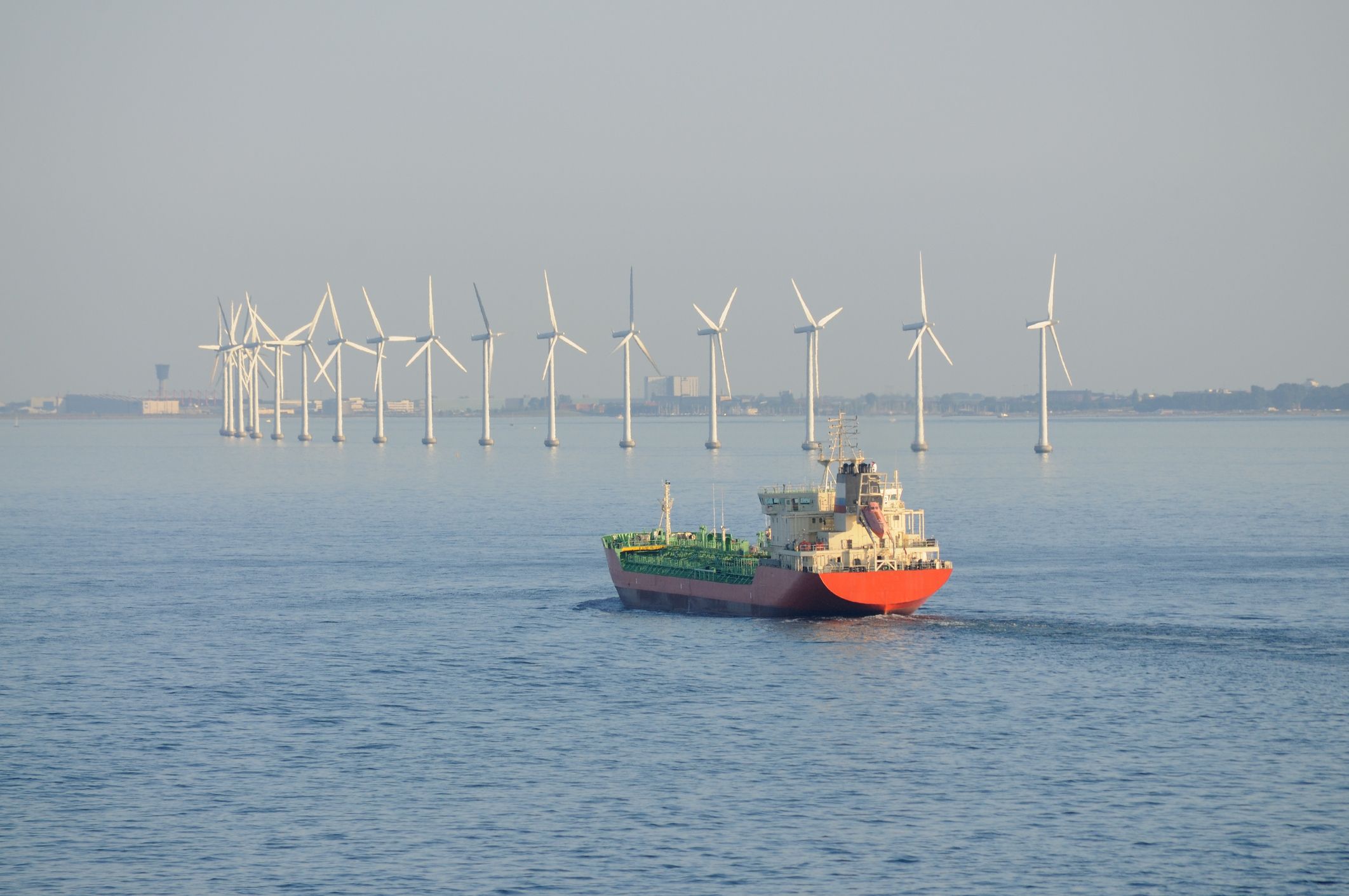 Quand un bateau cargo rencontre une éolienne en mer, voilà ce que ça donne