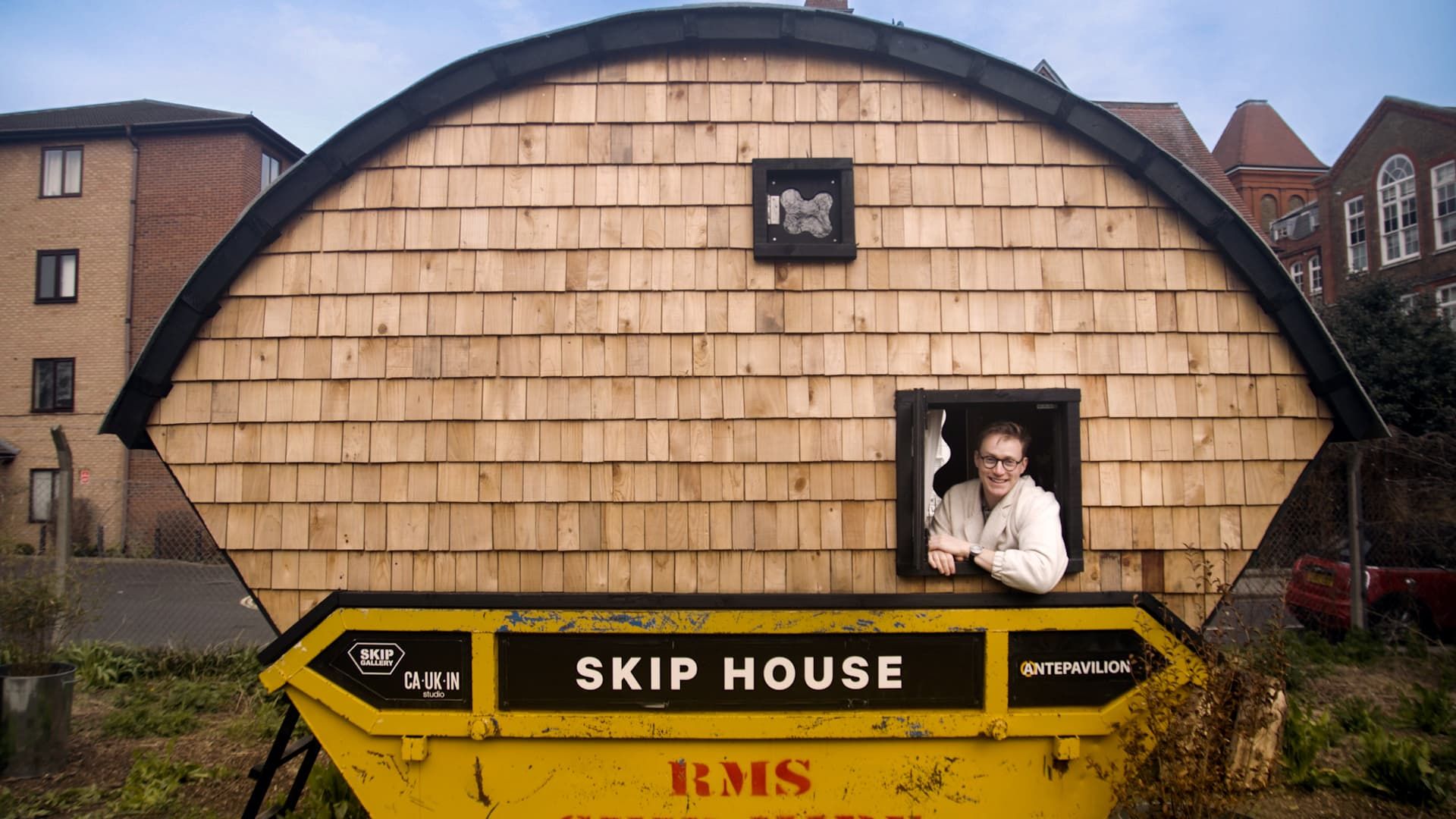 This 28-year-old pays $62 a month to live in a dumpster he built for $5,000-take a look inside