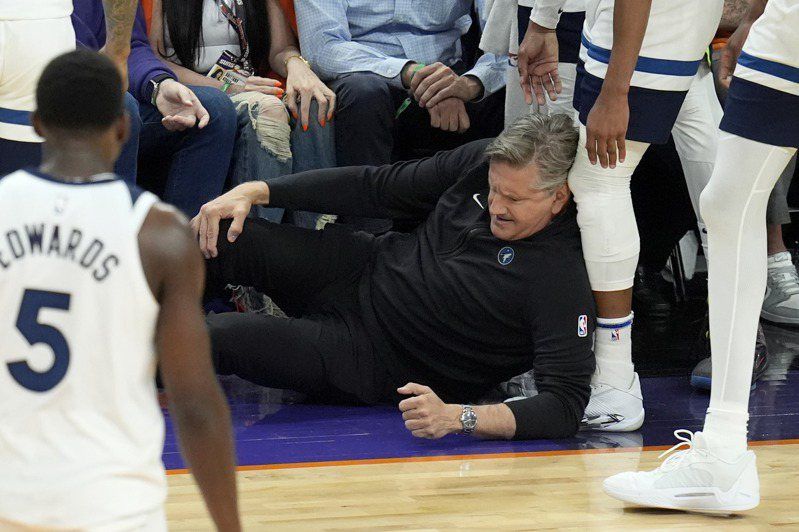 NBA／罕見教練傷兵！灰狼主帥意外遭康利衝撞 恐造成髕腱撕裂