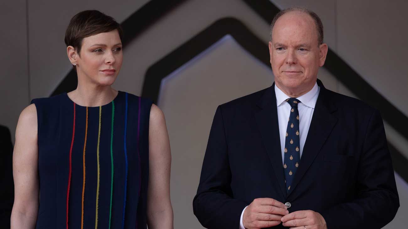 Le prince Albert II et la princesse Charlène en brune au Grand Prix de F1 avec le roi de Malaisie