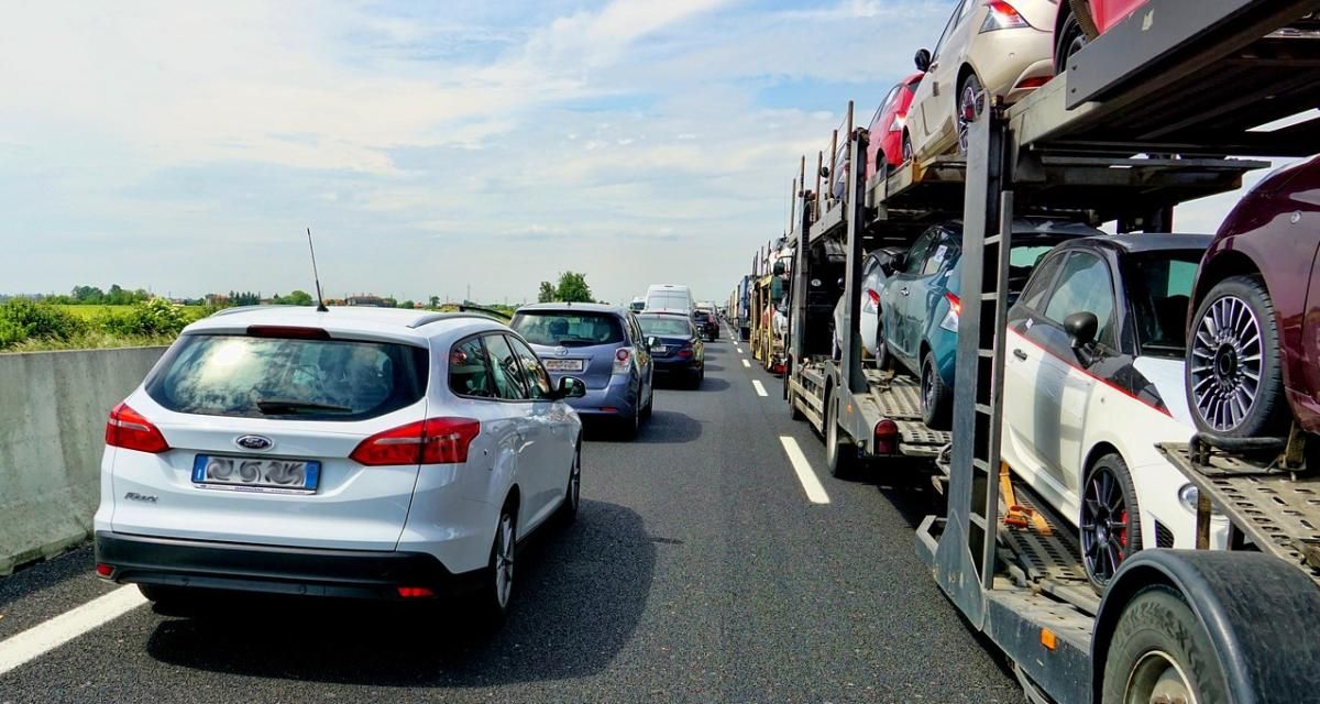 Énorme embouteillage à cause d’une voiture en panne, les automobilistes ne peuvent s’en prendre qu’à eux-mêmes