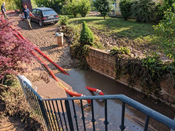 À Neschers, les habitants s'activent pour nettoyer le village après le violent orage qui a éclaté ce dimanche