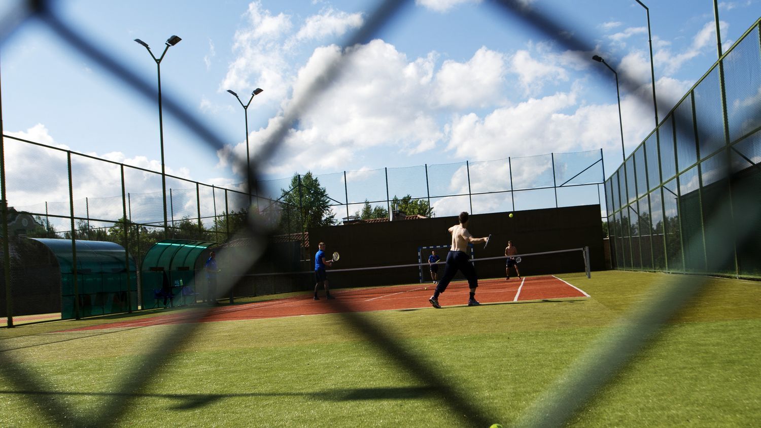 l'autre vie de ce responsable de la fédération ukrainienne de tennis désormais au cœur d'un réseau humanitaire