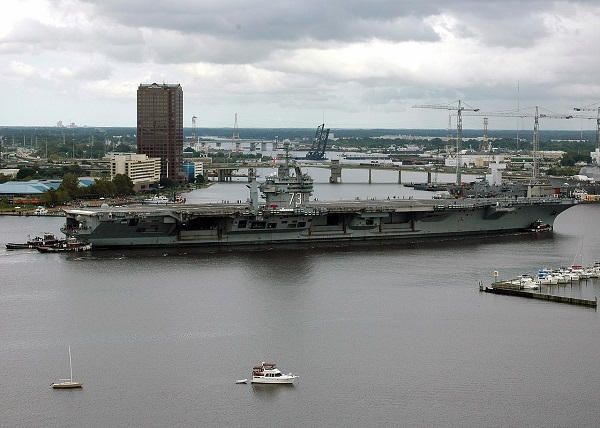 Après un arrêt technique majeur de six ans, le porte-avions USS George Washington a été rendu à l'US Navy