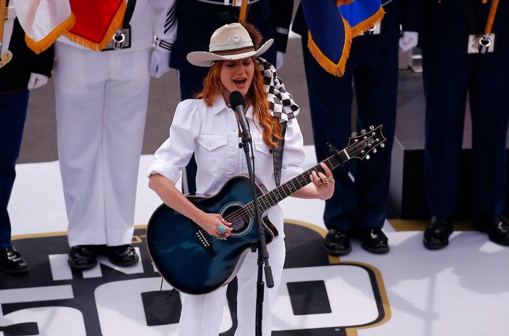 Jewel Sings National Anthem at Indy 500: See the Reactions