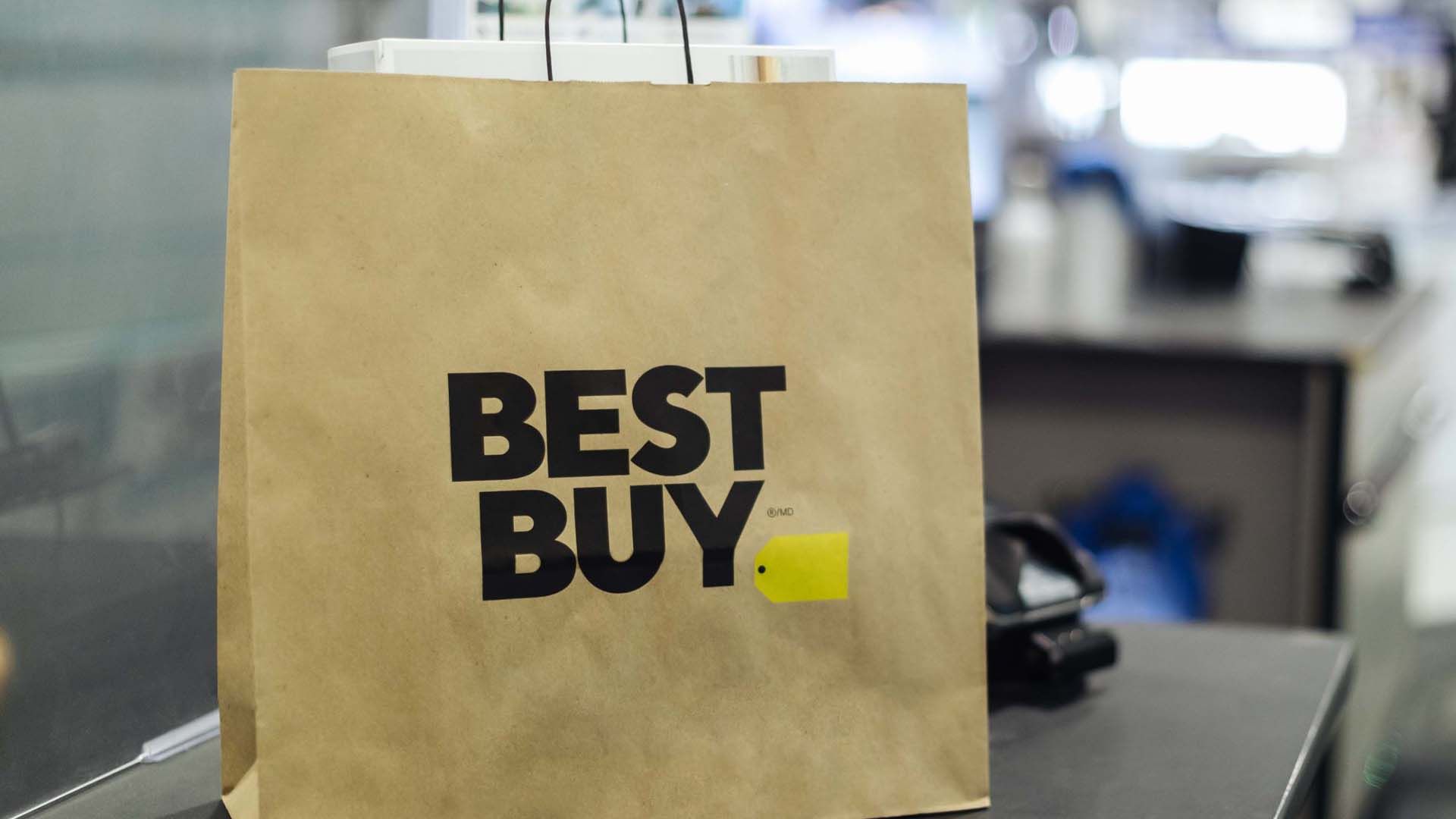 Best Buy shoppers rush to buy top brand $1,280 tablet scanning for under $1,000 and it comes with free must-have gadget