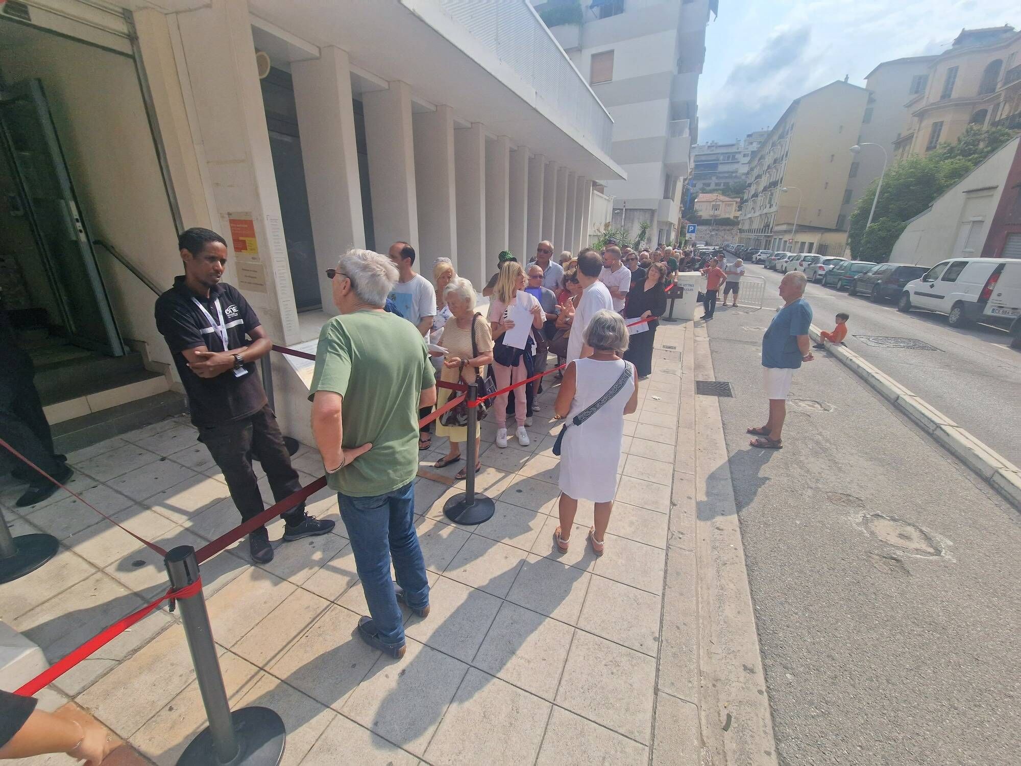 "J'attends depuis 3h et je ne suis même pas sûr de pouvoir passer la porte": les Azuréens excédés par les conditions de déclaration de leurs biens immobiliers