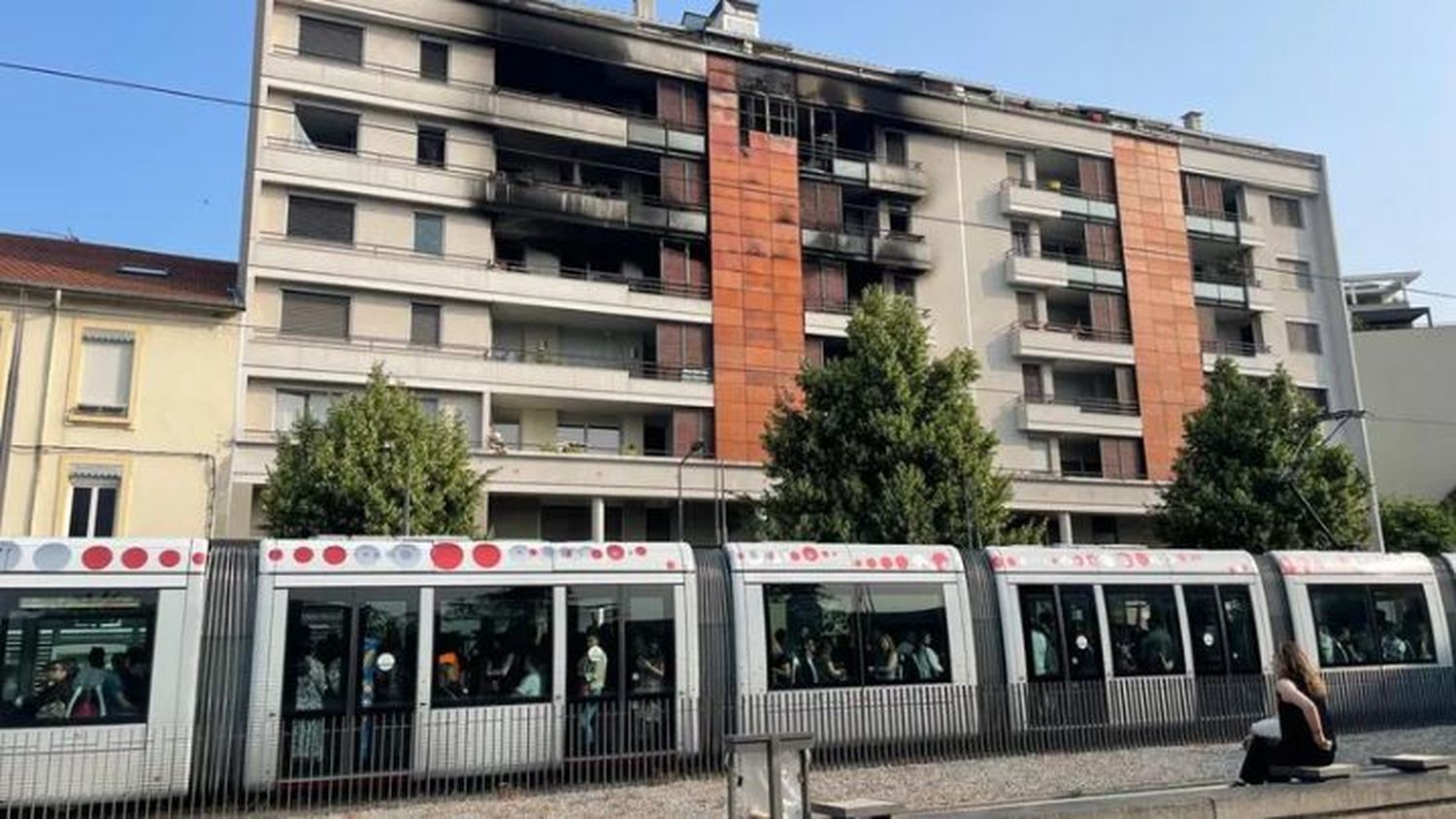 Mort de Nahel : un incendie dans un immeuble de Villeurbanne après des tirs de mortier fait quatre blessés