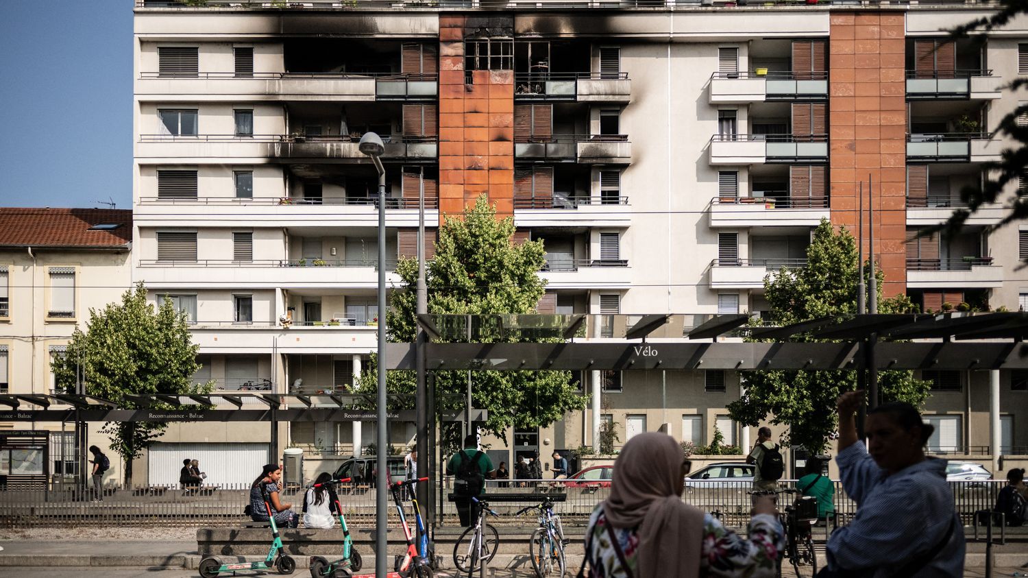 Violences urbaines : "Ça aurait pu pu très mal finir", raconte un habitant après l'incendie d'un immeuble à Villeurbanne causé par des tirs de mortiers d'artifice